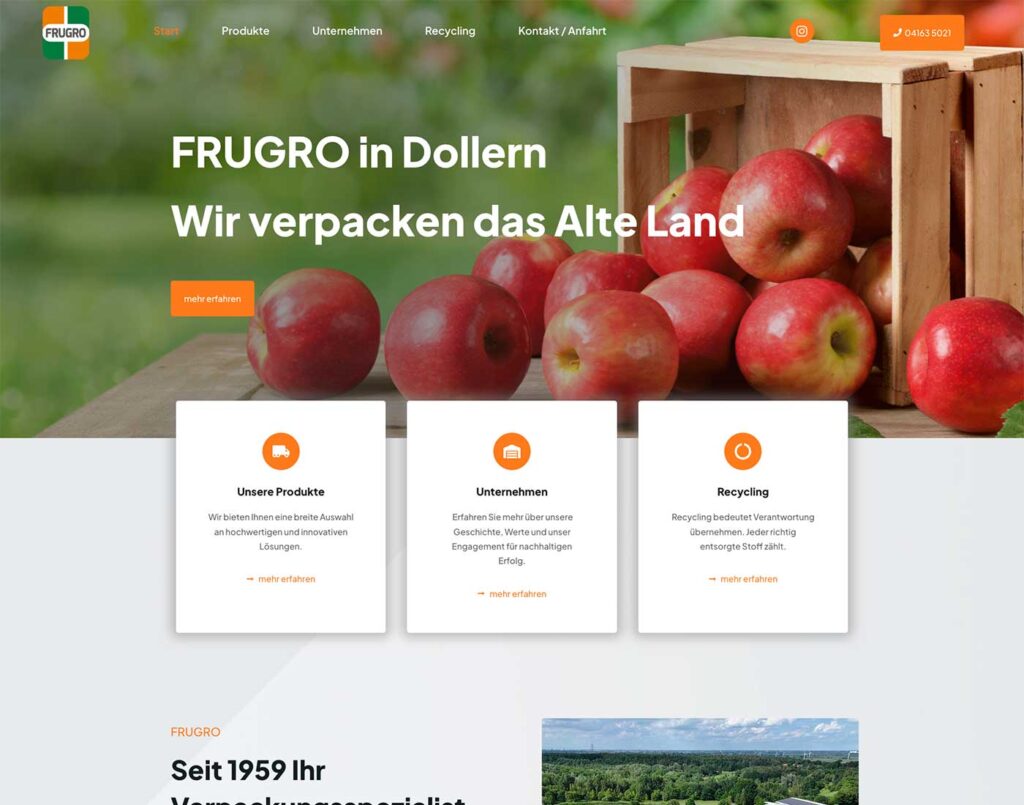 Eine Website-Homepage mit Äpfeln in einer Holzkiste, grünem Feldhintergrund und deutschem Text über Obstverpackungen. Drei weiße Infoboxen heben Produkte, Unternehmen und Recycling hervor. Das Navigationsmenü befindet sich oben.