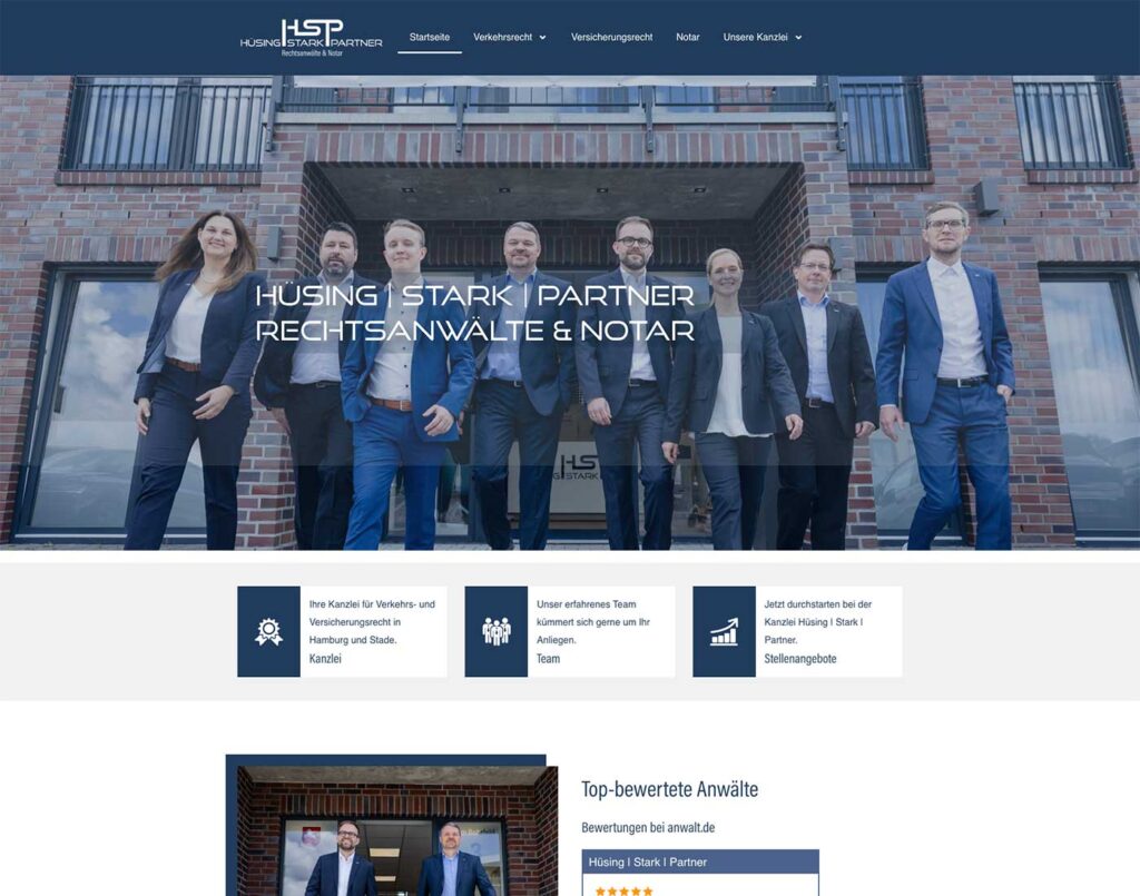 Eine Gruppe von acht professionell gekleideten Personen, darunter Männer und Frauen, steht vor einem modernen Backsteingebäude mit großen Fenstern. Die Gruppe wirkt selbstbewusst und geschlossen und repräsentiert eine Anwaltskanzlei.