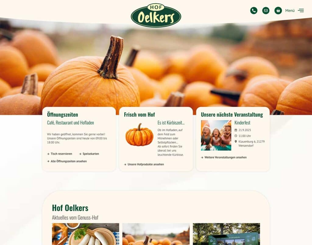 Die Homepage von Hof Oelkers zeigt ein Hintergrundbild mit orangefarbenen Kürbissen. Die Seite hebt Öffnungszeiten, frische Produkte und bevorstehende Veranstaltungen mit Bildern von Kürbissen und lächelnden Menschen hervor. Das Logo befindet sich oben in der Mitte.