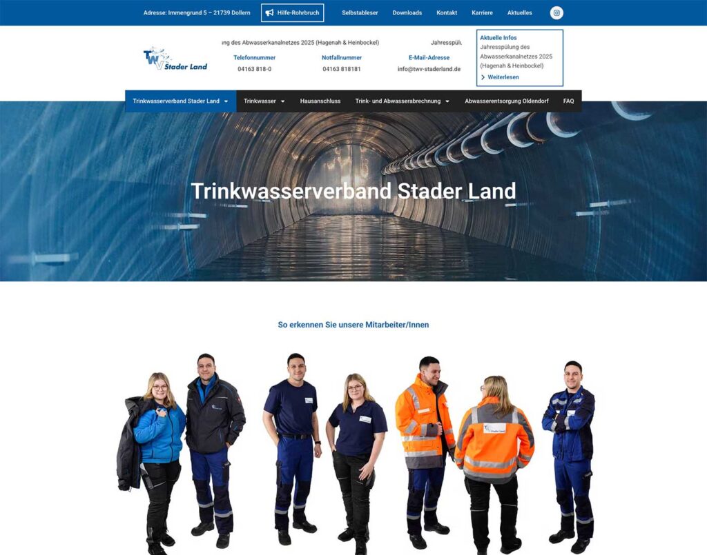 Screenshot der Website des Trinkwasserverbands Stader Land mit blauem Tunnelhintergrund, Hauptnavigationsmenü und sechs Mitarbeitern in verschiedenen Uniformen, die am unteren Rand in einer Reihe stehen.